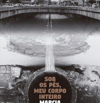 SOB OS PÉS, MEU CORPO INTEIRO